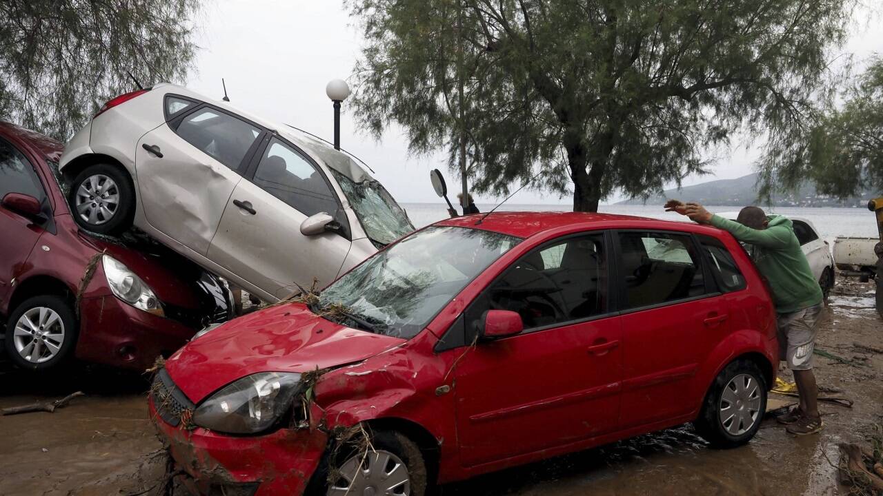 Beschädigte Autos in Milina – Bild vom 6. September.  