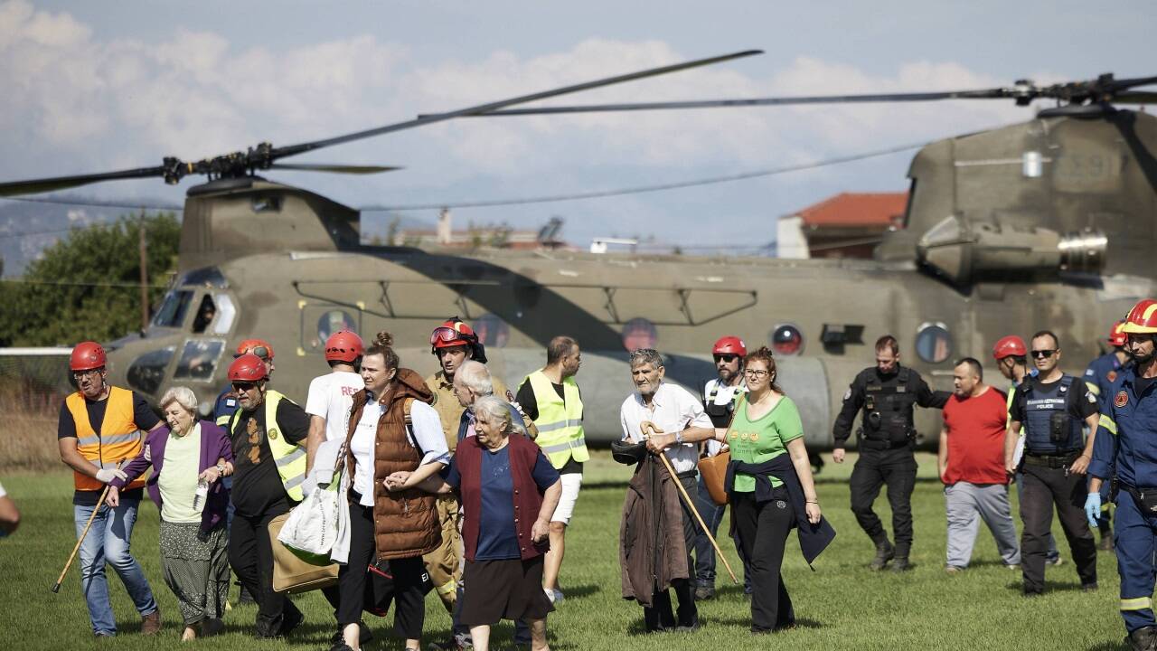 Vor allem ältere oder kranke Menschen wurde mit Hubschraubern gerettet, hier ein Bild aus Karditsa.  