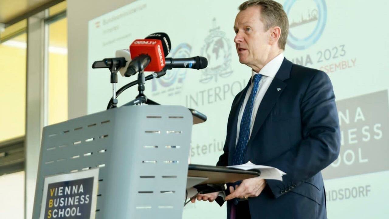 Interpol-Vizechef Stephen Kavanagh beim Schulbesuch in Wien. 
