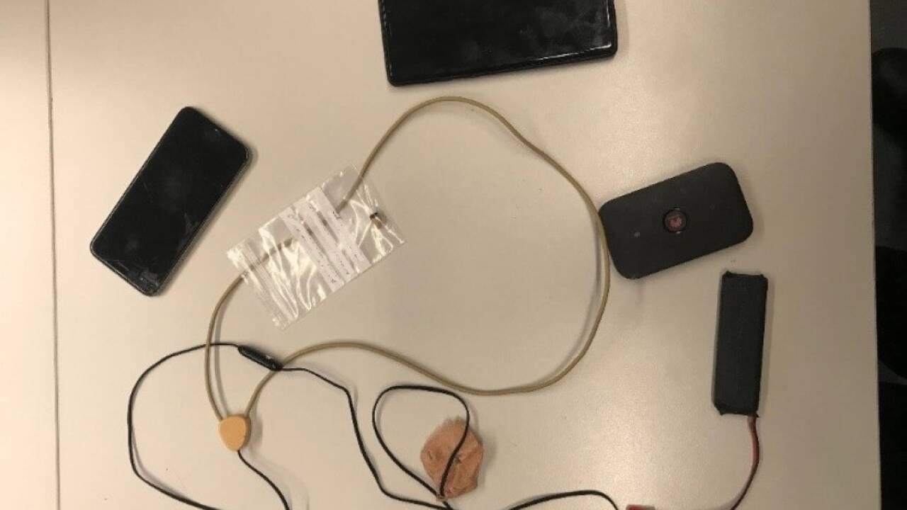 In der Steiermark ermittelte die Polizei gegen 90 Personen: Im Jahr 2021 wurden 60 Fälle aufgedeckt, in denen mithilfe von Spionageausrüstung bei theoretischen Führerscheinprüfungen geschummelt wurde. 