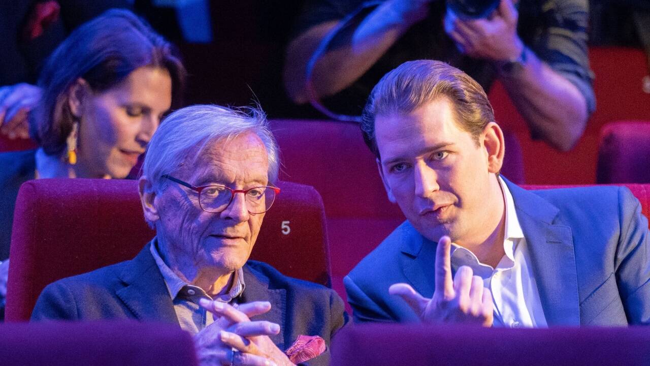 Hält sich geschickt im Gespräch: Sebastian Kurz (neben ihm Ex-Bundeskanzler Wolfgang Schüssel, dahinter Verfassungsministerin Karoline Edtstadler) bei der Präsentation des nicht gerade überkritischen Streifens „Kurz – der Film“. Hält sich geschickt im Gespräch: Sebastian Kurz (neben ihm Ex-Bundeskanzler Wolfgang Schüssel, dahinter Verfassungsministerin Karoline Edtstadler) bei der Präsentation des nicht gerade überkritischen Streifens „Kurz – der Film“.