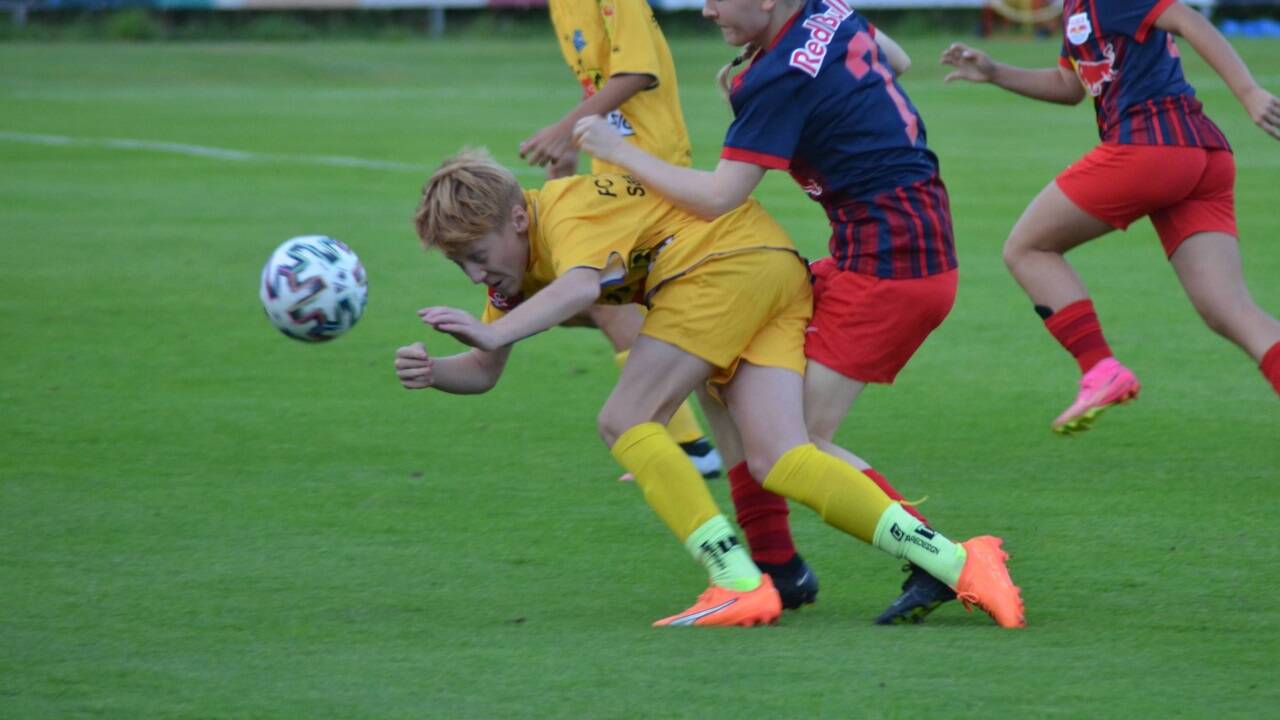 Kein Pardon im Zweikampf zwischen den U14-Burschen des FC Pinzgau und den Red-Bull-Mädchen. 