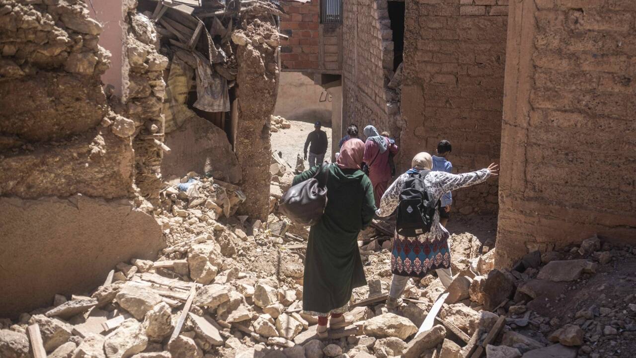 Menschen flüchten aus dem Bergdorf Moulay Brahim.  