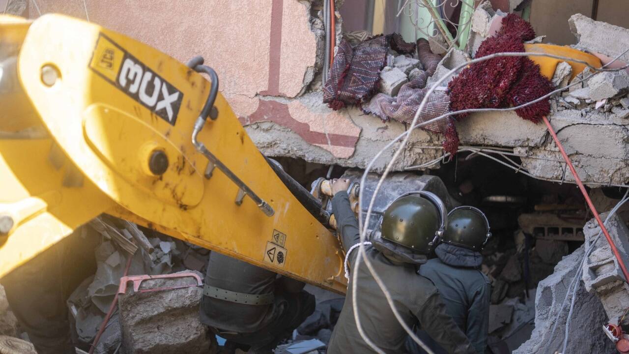 Ein Retter sucht in Moulay Brahim in den Trümmern nach Überlebenden.  