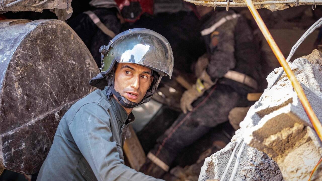 Ein Retter sucht in Moulay Brahim in den Trümmern nach Überlebenden.  