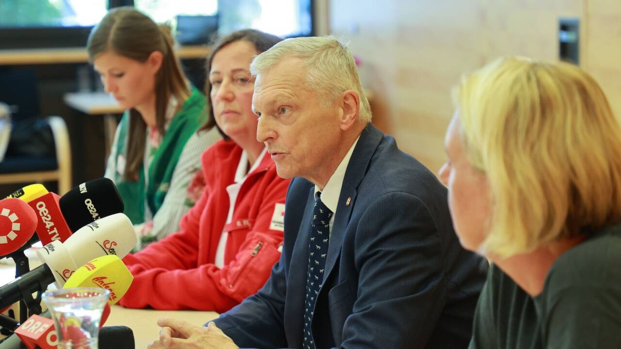 Der Aufsichtsratsvorsitzende des Zoo Salzburg, Josef Schöchl bei der Pressekonferenz. 
