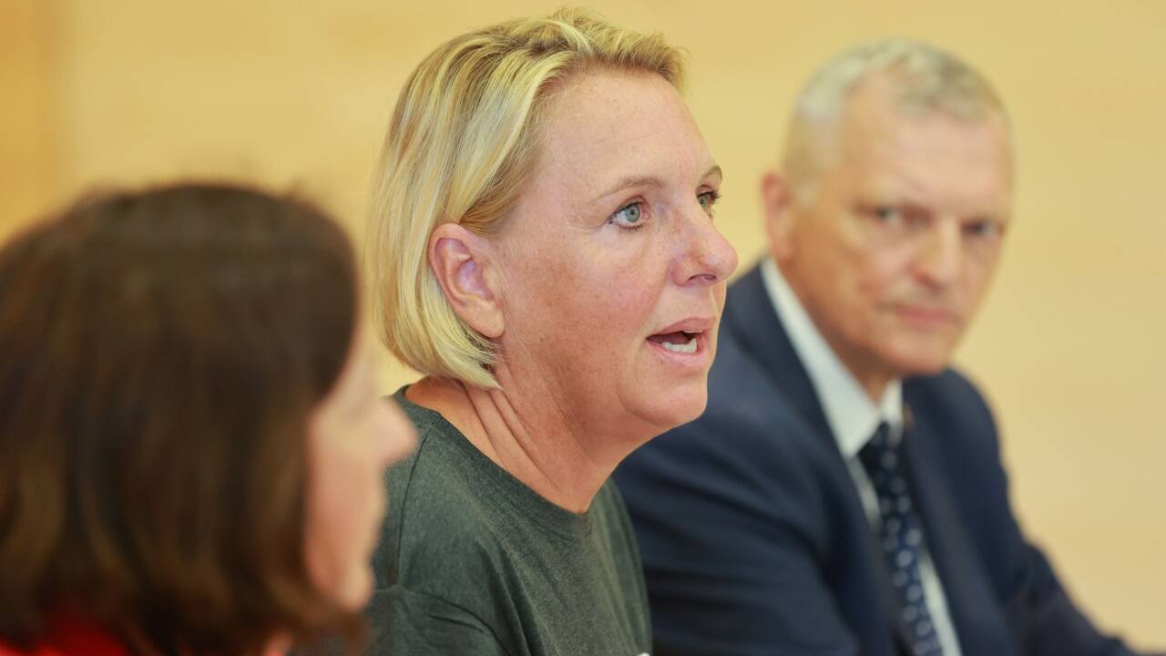 Zoochefin Sabine Grebner bei der Pressekonferenz, an der auch der Aufsichtsratsvorsitzende des Zoo Salzburg, Josef Schöchl, und die Sprecherin des Roten Kreuzes, Roberta Thanner, teilnahmen.  