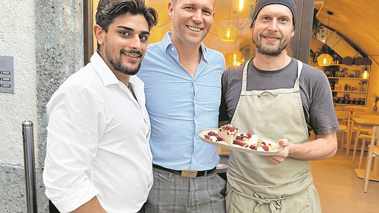 The Green Garden im Nonntal hat eine neue Mannschaft (v. l.): Manraj Chahal (Service), James Broucek (Geschäftsführer), Peter Horvat (Koch). The Green Garden im Nonntal hat eine neue Mannschaft (v. l.): Manraj Chahal (Service), James Broucek (Geschäftsführer), Peter Horvat (Koch).