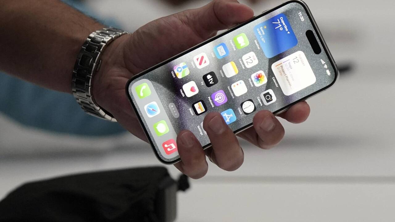 Von vorne ist das neue iPhone 15 Pro auf den ersten Blick nicht mehr so leicht vom iPhone 15 zu unterscheiden. Die schmale Displayaussparung („Dynamic Island“) schafft es nun auch auf das Standard-Modell. 
