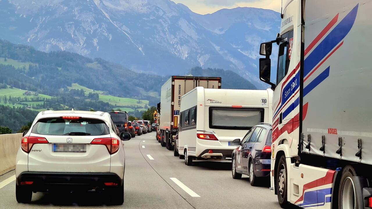 Viel Geduld brauchten die Autofahrer auf der Tauernautobahn am Mittwochnachmittag. Viel Geduld brauchten die Autofahrer auf der Tauernautobahn am Mittwochnachmittag.