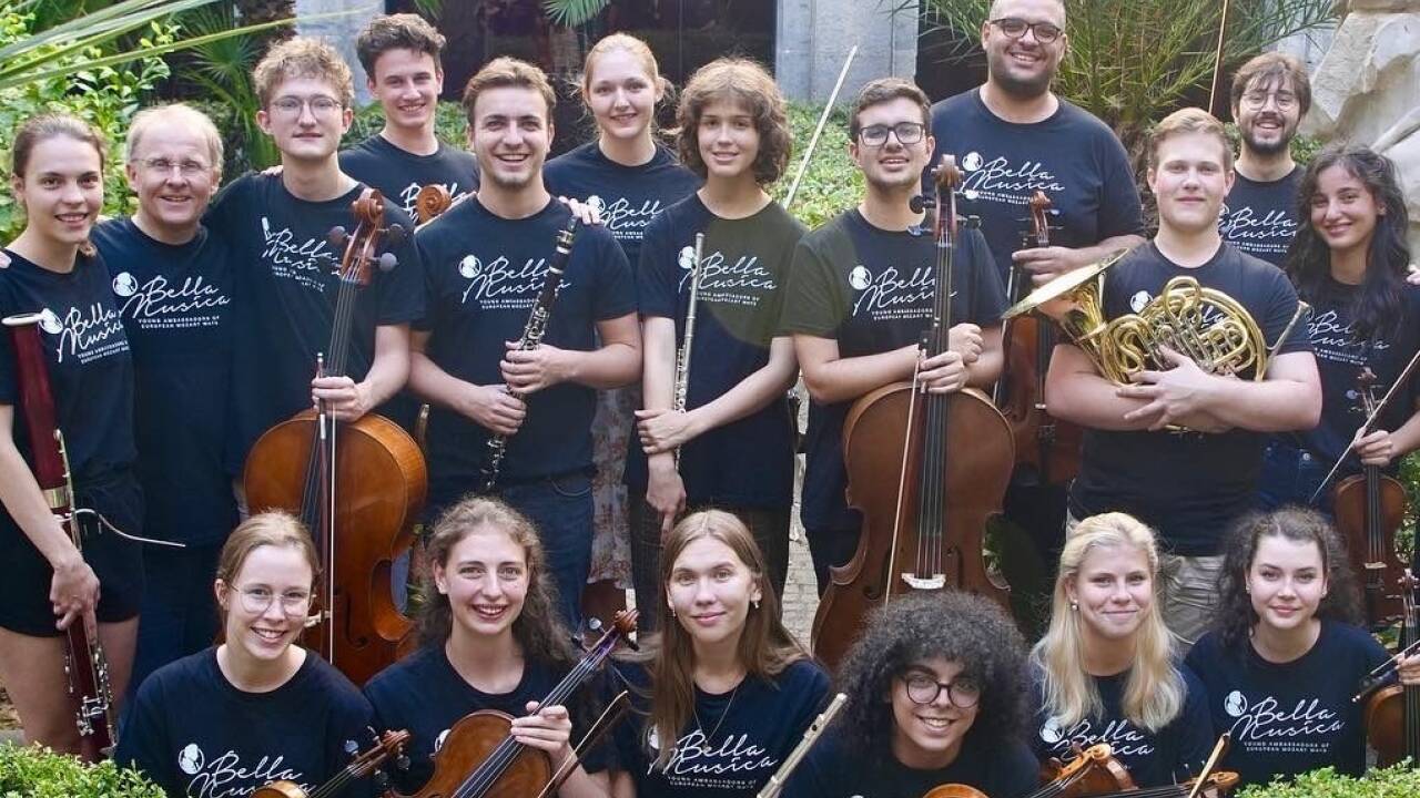 Stefan David Hummel mit den 20 jungen Musikerinnen und Musikern.  Stefan David Hummel mit den 20 jungen Musikerinnen und Musikern.