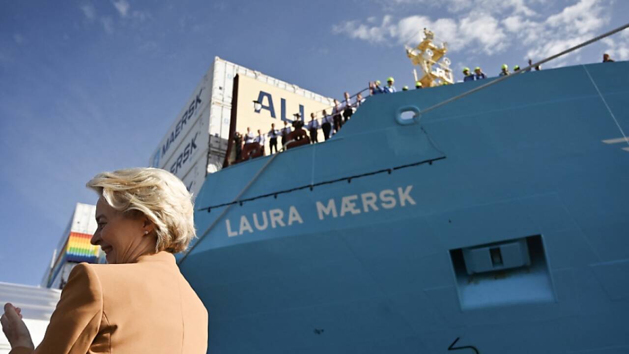 Erstes mit Methanol betriebenes Containerschiff 'Laura Maersk' getauft 