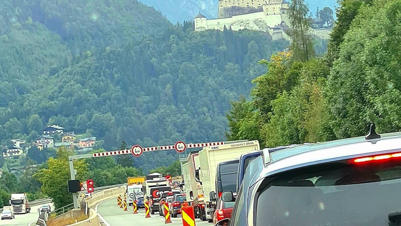 Reisende müssen auf der A10 mit deutlichen Verzögerungen rechnen. Reisende müssen auf der A10 mit deutlichen Verzögerungen rechnen.