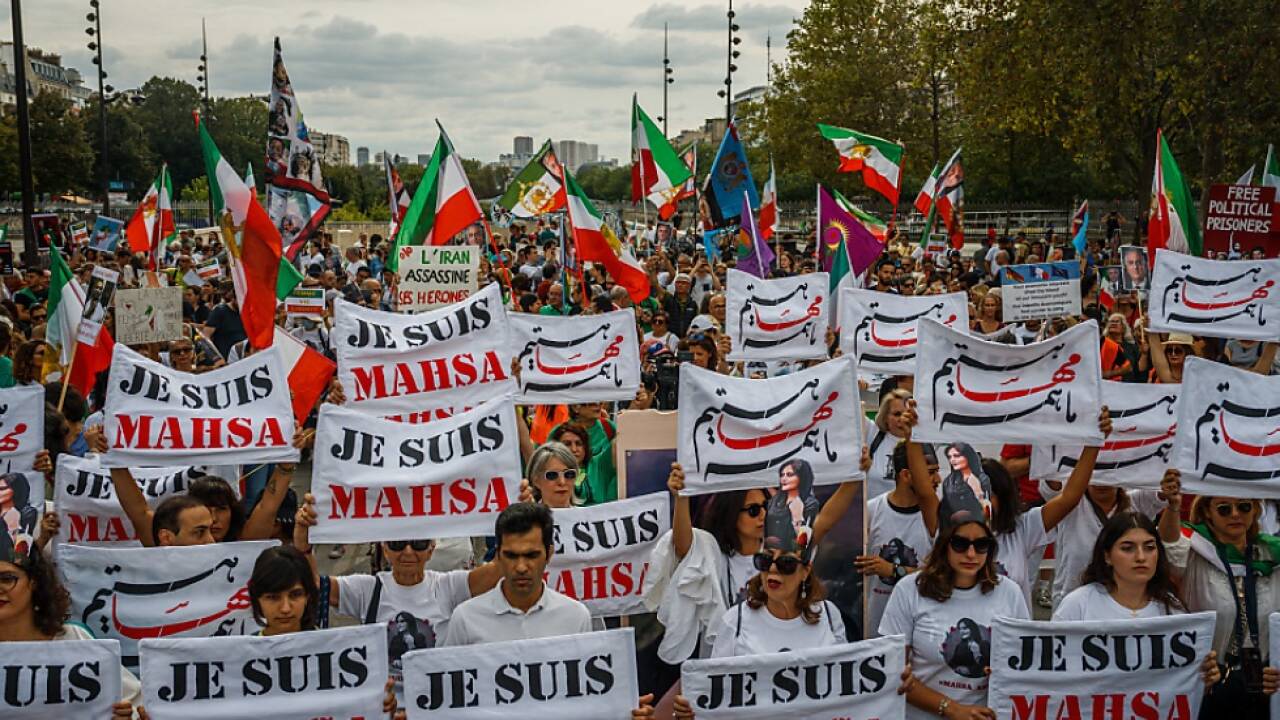 Auch in Paris erinnerte eine Demonstration an den Tod von Mahsa Amini 