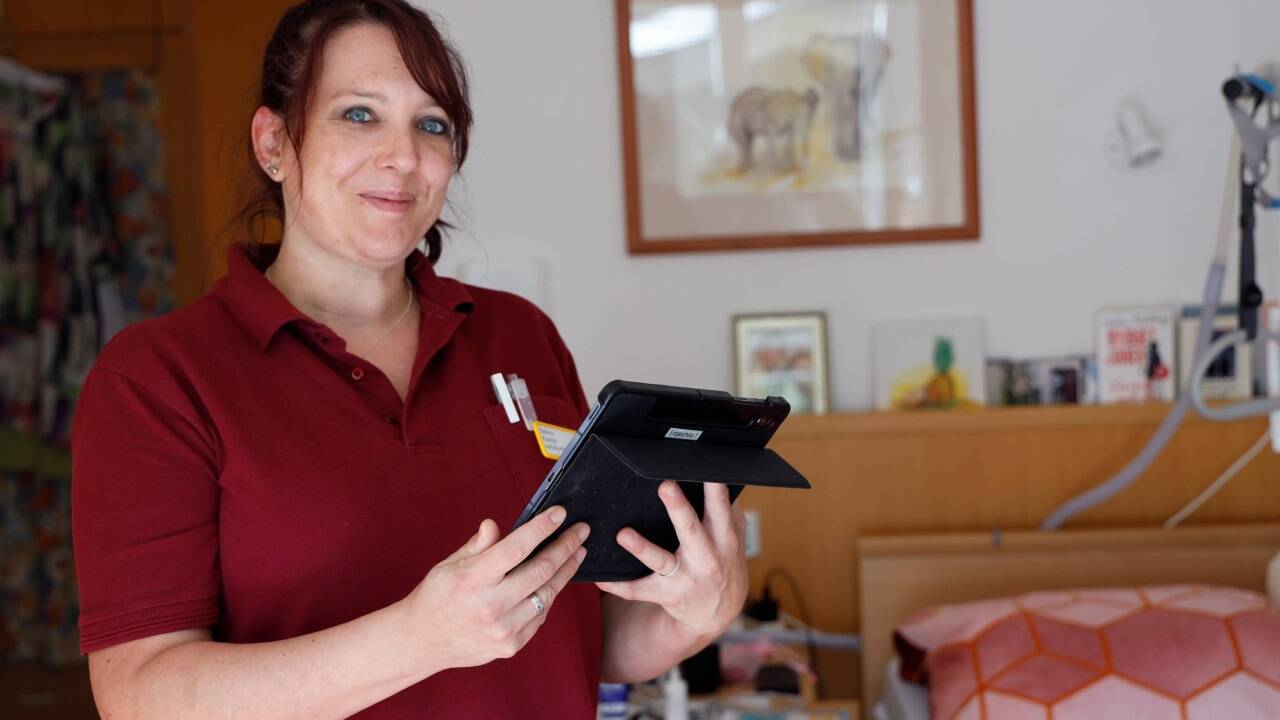 Pflegedienstleiterin Sabine Kucher mit ihrem Tablet zur Dokumentation. 