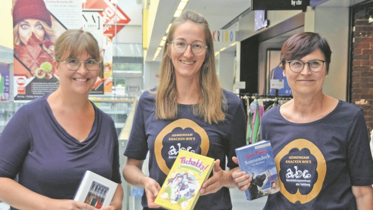 Von links: Eva Bischofer (Volkshochschule) verteilte mit Gerhild Sallaberger und Anna Stiftinger (abc-Salzburg) Bücher im Karo in Bischofshofen. 
