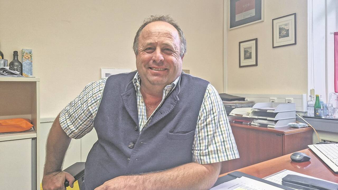 Bürgermeister Markus Viehauser skizziert die ersten Pläne für den Abriss und Neubau des Kindergartens Lafen. Bürgermeister Markus Viehauser skizziert die ersten Pläne für den Abriss und Neubau des Kindergartens Lafen.