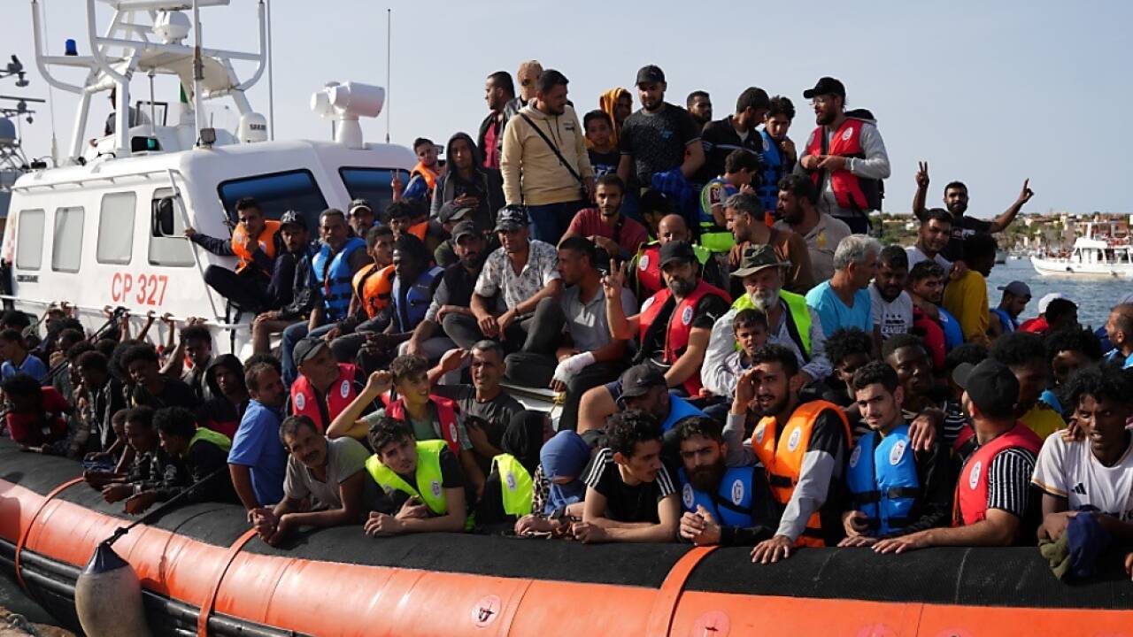 Die ankommenden Flüchtlingsboote sind meist total überfüllt Die ankommenden Flüchtlingsboote sind meist total überfüllt