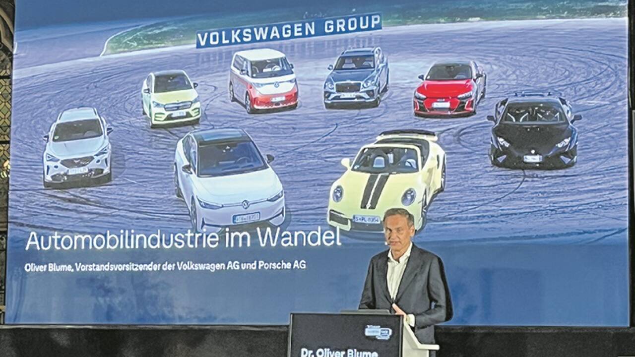 VW- und Porsche-CEO Oliver Blume bei seiner Keynote im Arkadenhof. 