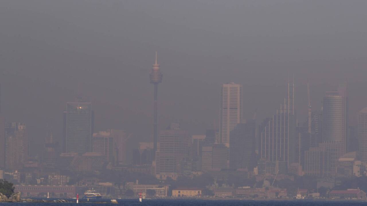 Wegen mehrerer Buschfeuer hängt derzeit eine Smog-Glocke über Sydney. Wegen mehrerer Buschfeuer hängt derzeit eine Smog-Glocke über Sydney.