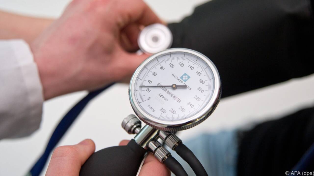 Ein zu hoher Blutdruck wird von vielen betroffenen Patienten nicht ernst genommen - kann aber Langzeitfolgen haben. Ein zu hoher Blutdruck wird von vielen betroffenen Patienten nicht ernst genommen - kann aber Langzeitfolgen haben.
