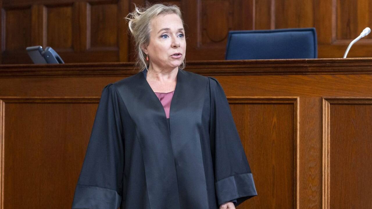 Eva Schatz (Christine Urspruch) im Gerichtssaal. 