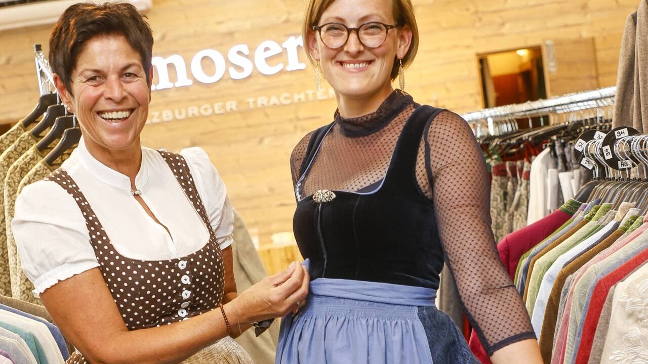 Vor dem Rupertikirtag herrscht auch im Geschäft von Trachten Moser in Eugendorf Hochbetrieb: Filialleiterin Karin Höpflinger (l.) und Katharina Strumegger haben alle Hände voll zu tun. ROBERT RATZER 