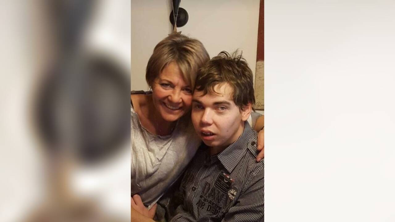 Matthias mit seiner Mutter Julia Hofer. Sie freut sich sehr über die vielen Spenden. 