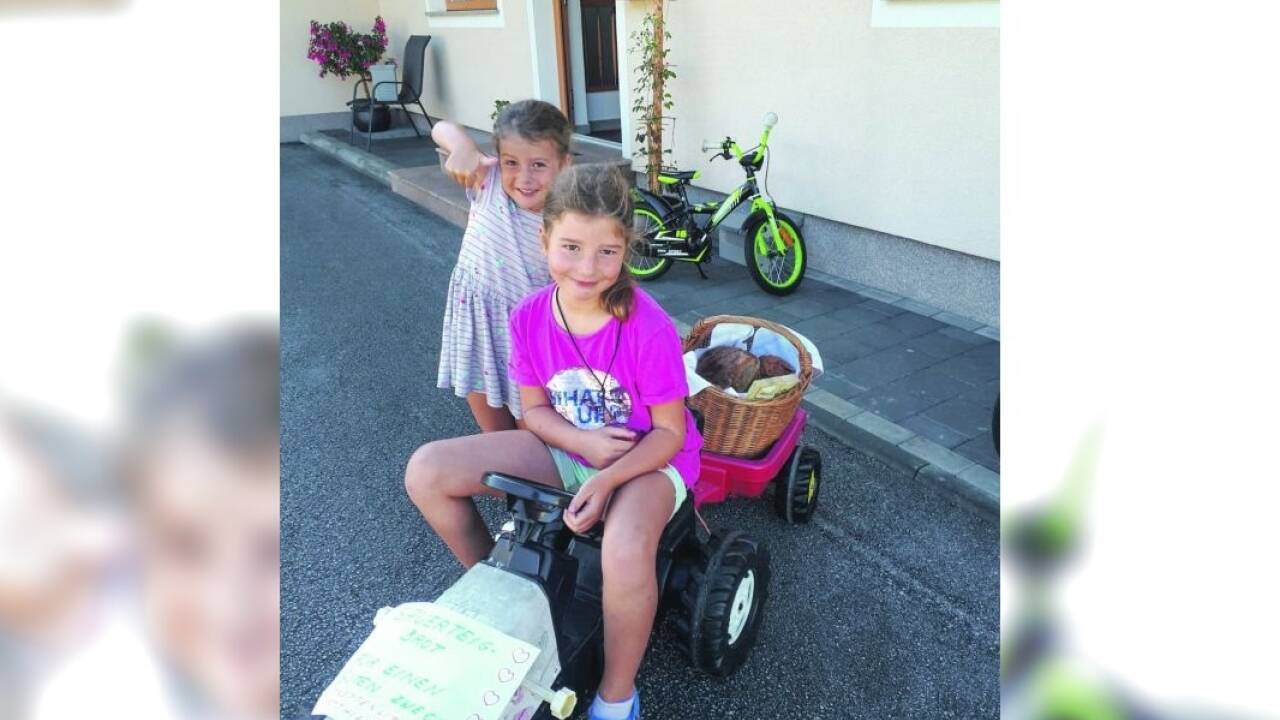 So tüchtig: Die Mädchen Helena (vorne) und Johanna aus Bramberg haben Brot verkauft, das die Oma gebacken hat. Als Transportmittel diente ihnen ein Kindertraktor. Diese tolle Aktion brachte ganze 107 Euro ein.  