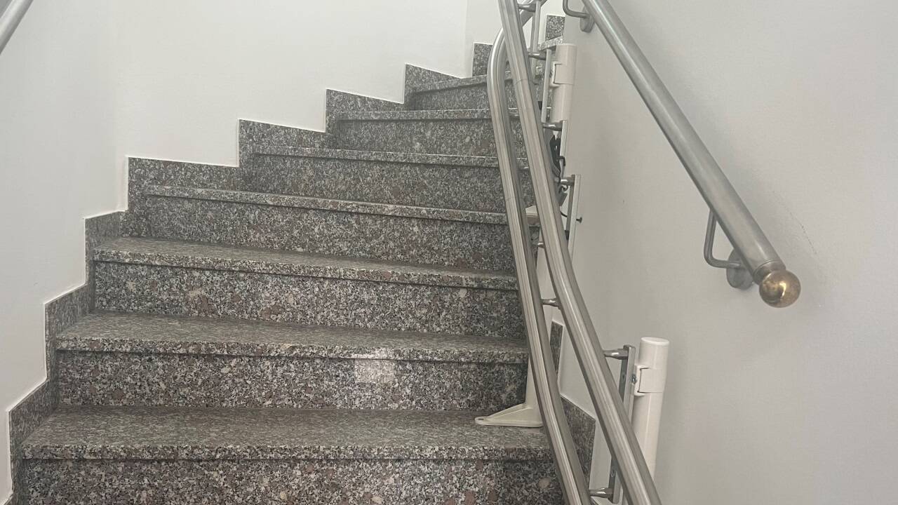 Hier die Schienen des Treppenlifts, der in die Wohnung im ersten Stock führt. 