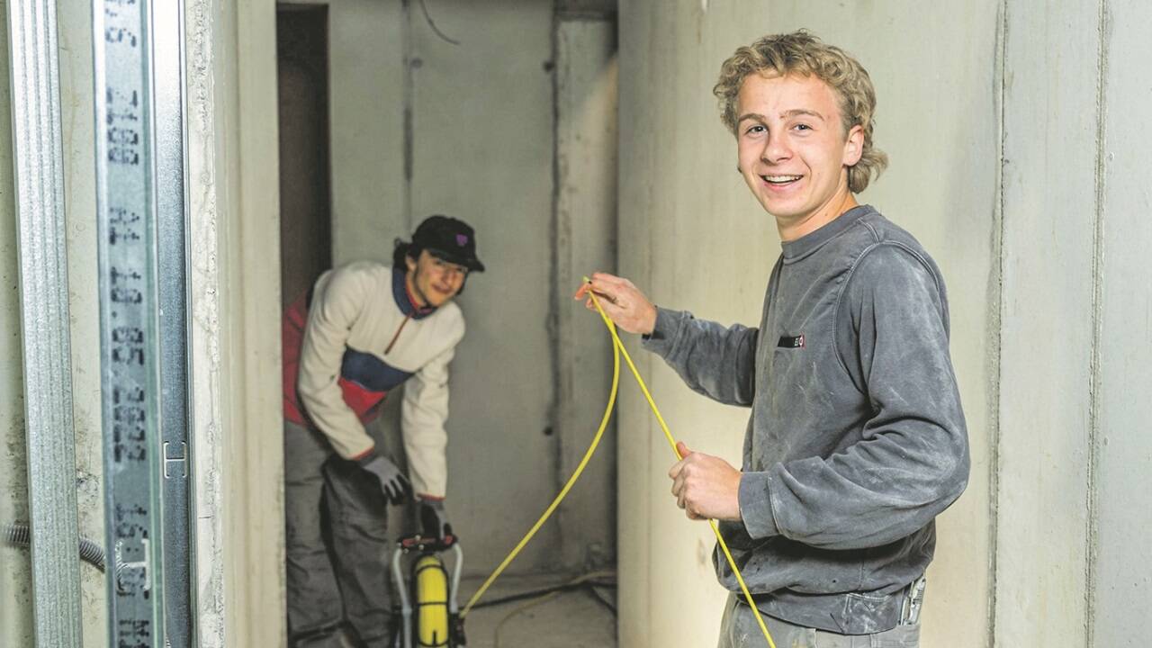 Christian Sieder (l.) und Peter Ackerl (r.) absolvieren in Bischofshofen eine Elektrotechnik-Lehre. Kräfte wie sie sind bei den heimischen Betrieben hoch im Kurs. 