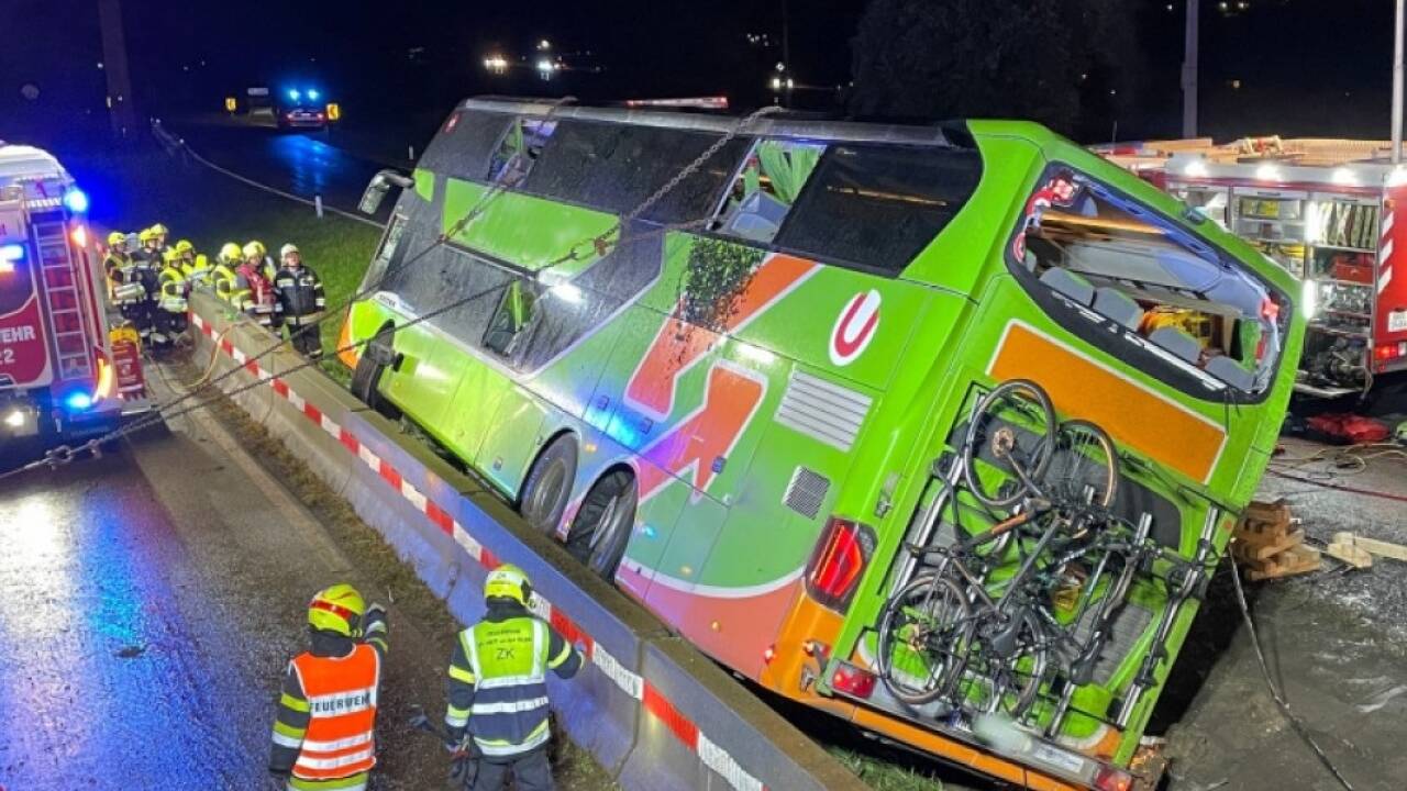 Kurz vor 5.00 Uhr war der Reisebus von der Straße abgekommen. 