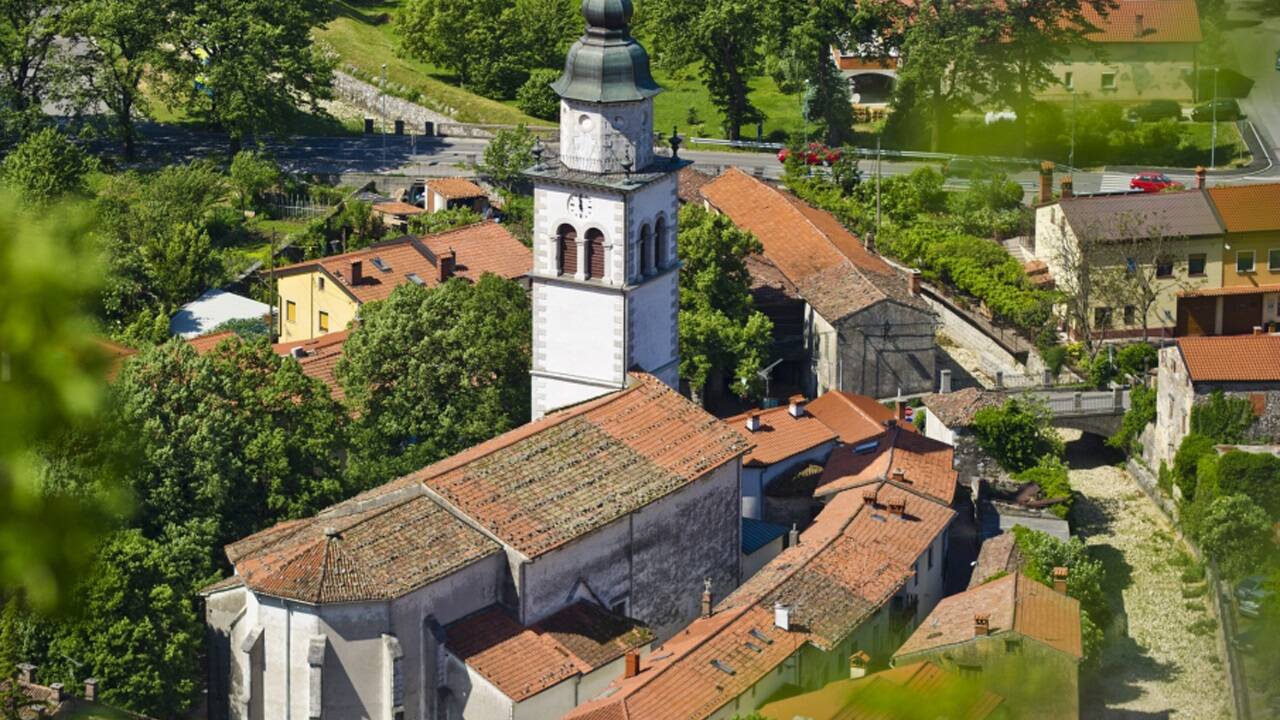 Blick auf die St.-Stephans-Kirche in Vipava. 