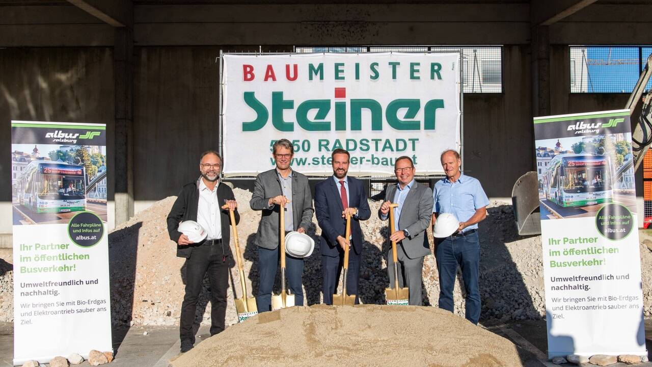 Spatenstichfeier bei Albus (v.l.).: Manfred Resch (Firma EQOS), Johannes Gfrerer (GF Salzburger Verkehrsverbund), LH-Stv. Mag Stefan Schnöll, Hermann Häckl GF Albus Salzburg Verkehrsbetrieb Gmbh, Wilfried Steiner GF Steiner Bau. 