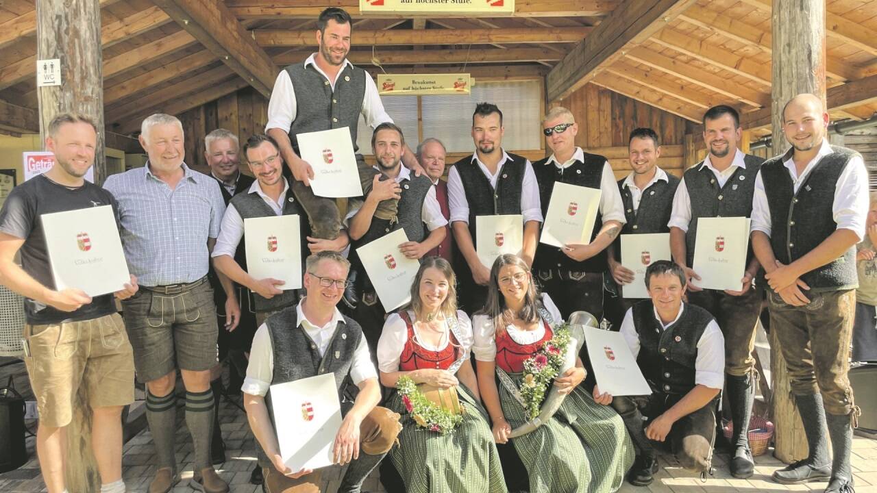 Von links: Jürgen Fuchsberger, Edi Fuchsberger, Hans König, Bernhard Wieland, Martin Wieland, Christian Wieland, Raphael Steiner, Johanna Brandstätter, Wolfgang Eßl, Andreas Trattner, Sarah Wirnsperger, Martin Löcker, Makus Lüftenegger, Christian Siebenhofer, Lorenz Kocher und Lukas Kesselbacher.  