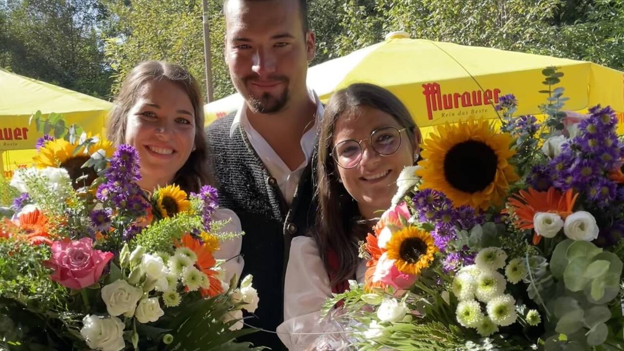 Die Marketenderinnen der Samsongruppe Wölting, Johanna Brandstätter (l.) und Sarah Wirnsperger, wurden offiziell verabschiedet. Im Bild mit Samsongruppen-Obmann Andreas Trattner.  