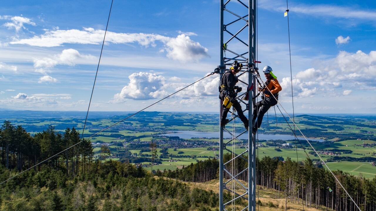 Die Arbeiten für den Aufbau des 80 Meter hohen Windmessmasten östlich der großen Plaike sind fast beendet.  