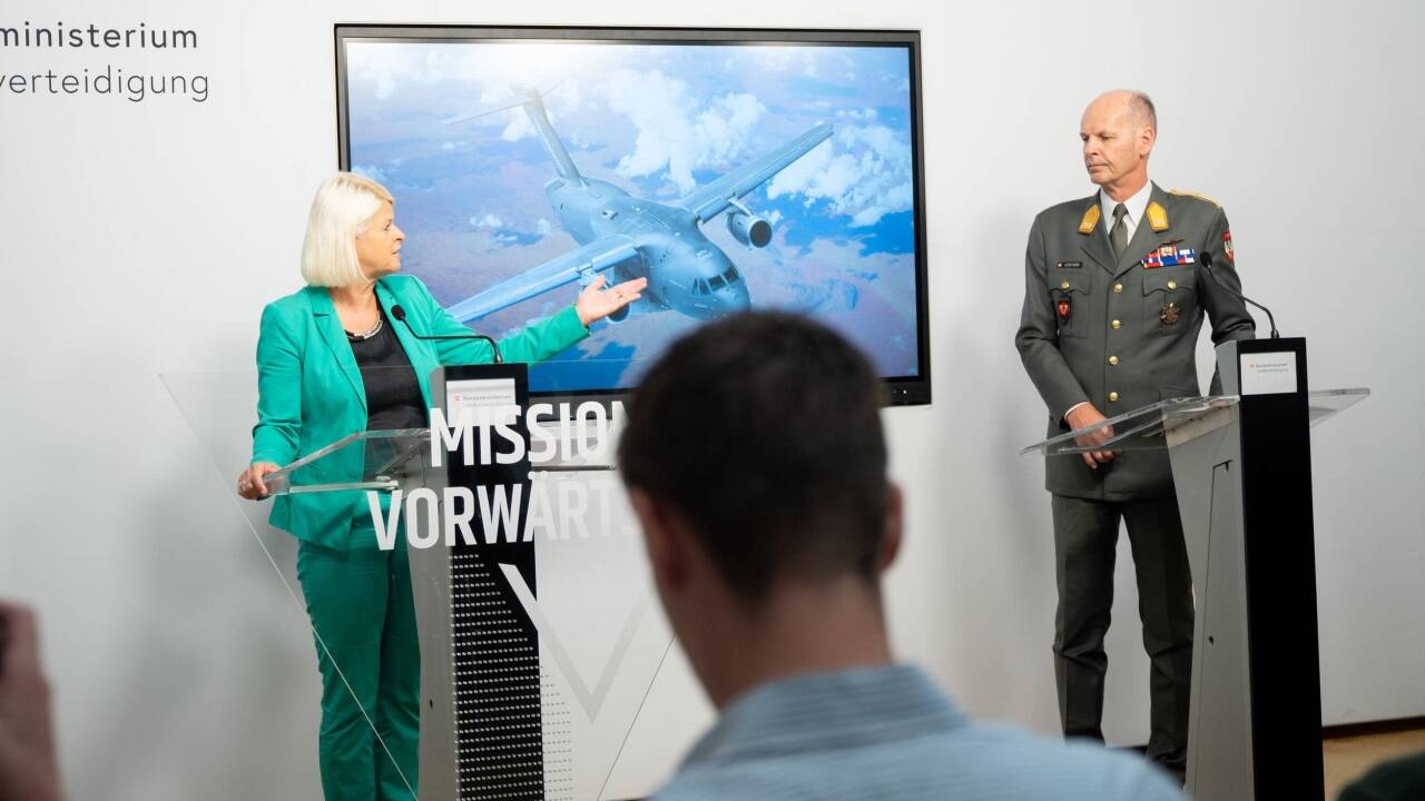 Verteidigungsministerin Klaudia Tanner (ÖVP) gab am Mittwoch die Entscheidung für die Nachfolge der Hercules-Transportmaschinen bekannt.  