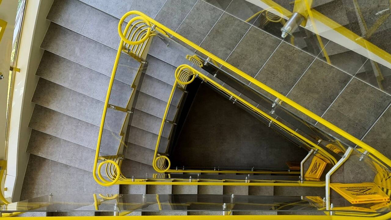 Ein Stiegenhaus im Wüstenrot-Gebäude von Josef Lackner. 