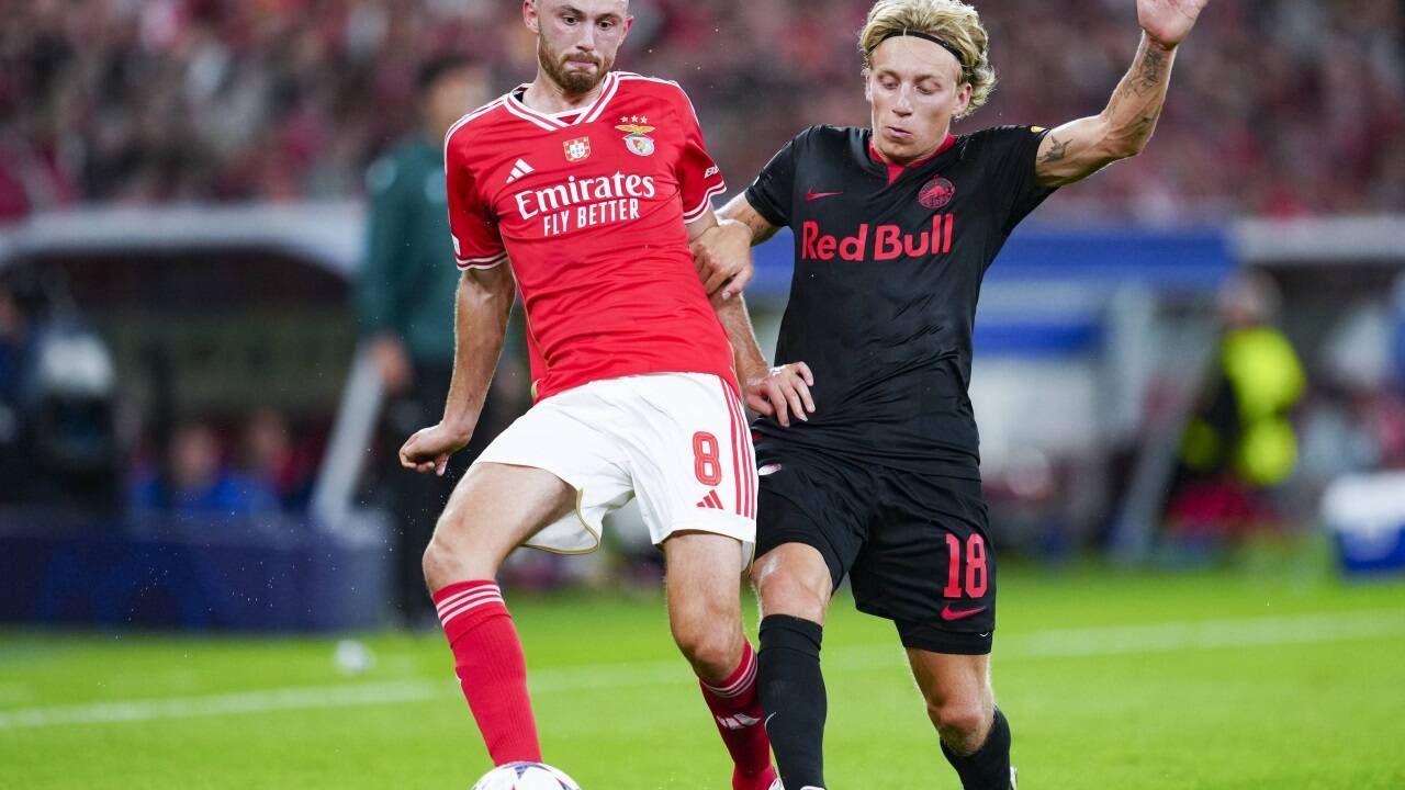 Der 22-jährige Däne Mads Bidstrup (r.) arbeitete im Mittelfeld unermüdlich.  