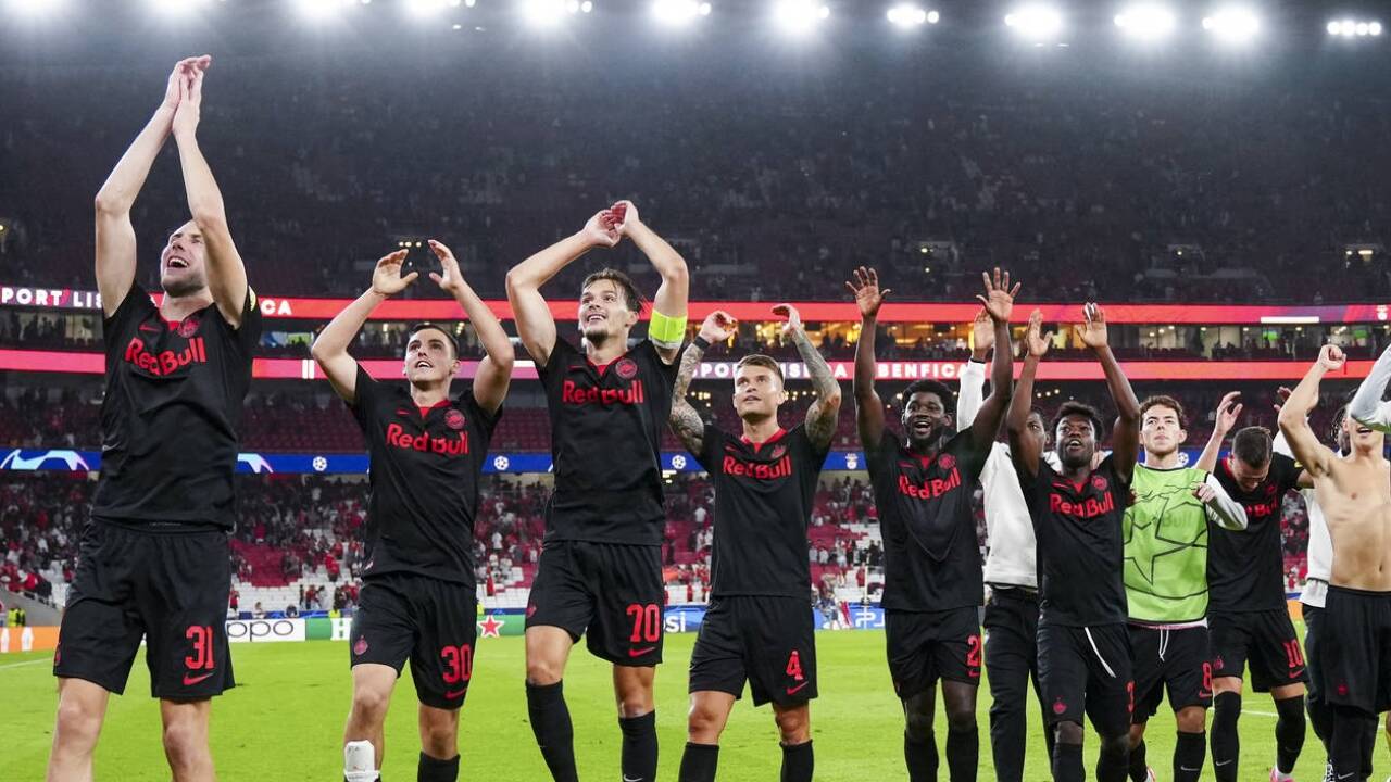 Red Bull Salzburg jubelte nach dem 2:0-Sieg in Lissabon ausgelassen.  