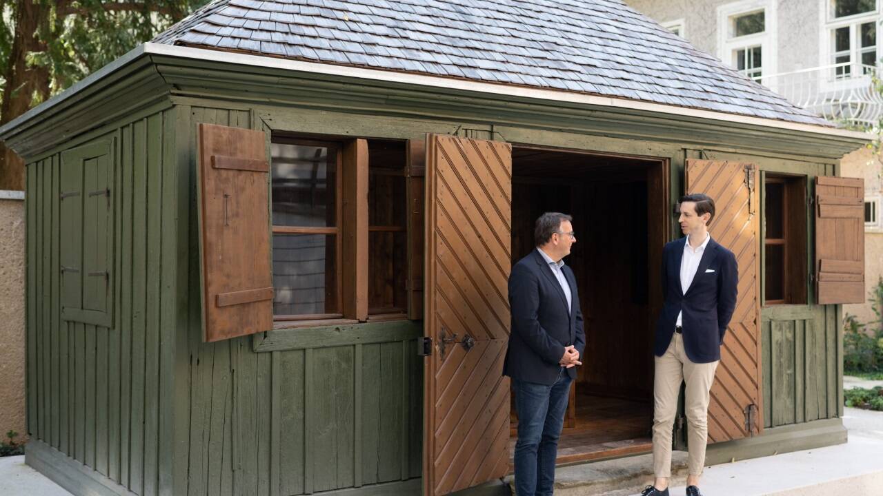 Rainer Heneis und Linus Klumpner (Stiftung Mozarteum) vor dem Zauberflötenhäuschen im Garten des Mozart-Wohnhauses.  