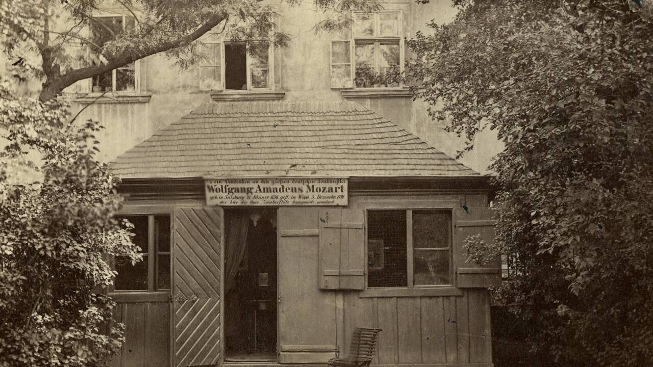 Das Zauberflötenhäuschen ist ein kleiner Holzpavillon, der ursprünglich in einem Garten neben dem „Freihaustheater“ (Theater auf der Wieden) in Wien, in dem „Die Zauberflöte“ am 30. September 1791 uraufgeführt wurde, stand.  