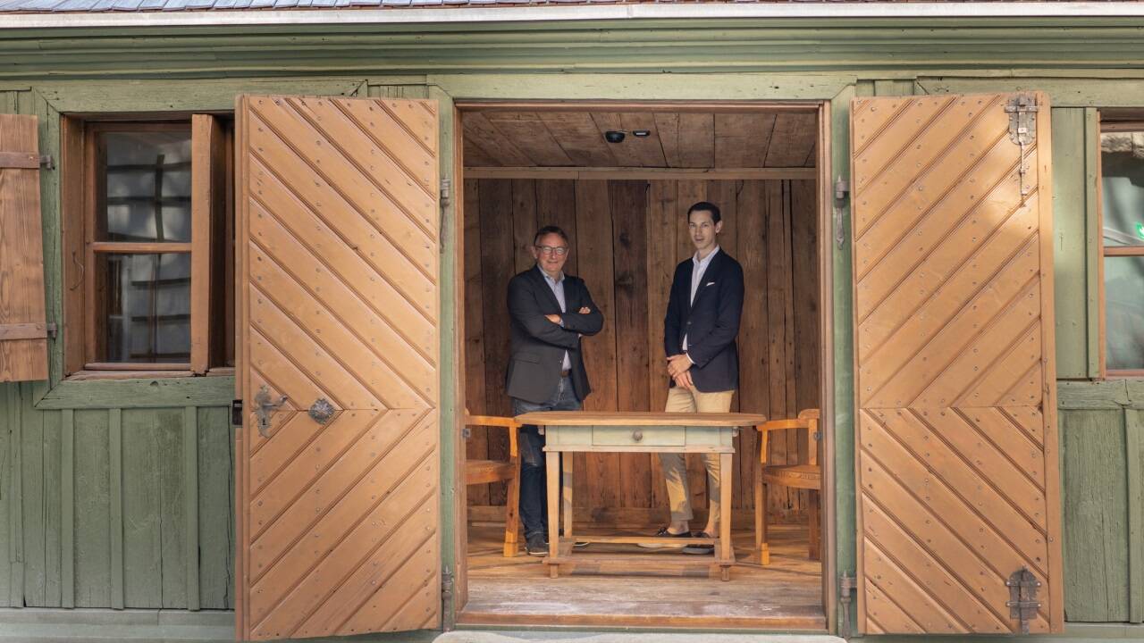 Rainer Heneis und Linus Klumpner von der Stiftung Mozarteum im Zauberflötenhäuschen.  
