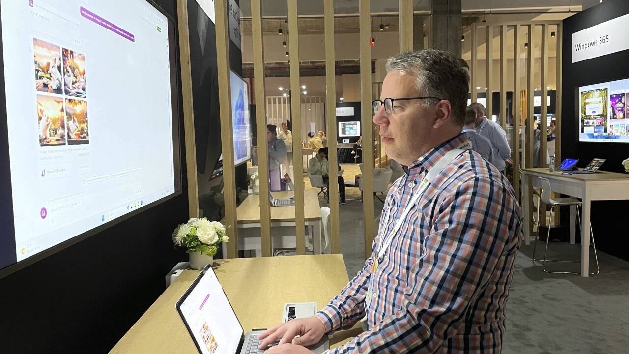 Jared Andersen, der Produktmarketing-Chef von Microsofts Produkt Bing, zeigt ein neues KI-Tool vor, das Bilder generieren kann.  
