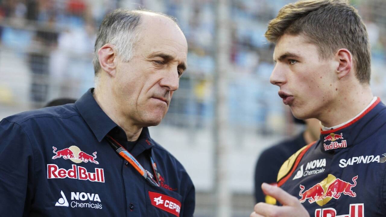 Franz Tost im Gespräch mit einem jungen Max Verstappen im Jahr 2015. 