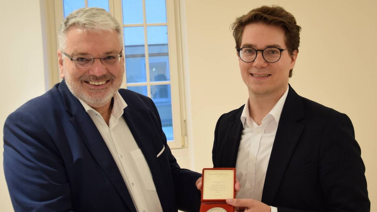 Lukas Crepaz (r.), kaufmännischer Direktor der Festspiele, übergab GSWB-Direktor Peter Rassaerts die Max-Reinhardt Gedenkmünze. Lukas Crepaz (r.), kaufmännischer Direktor der Festspiele, übergab GSWB-Direktor Peter Rassaerts die Max-Reinhardt Gedenkmünze.