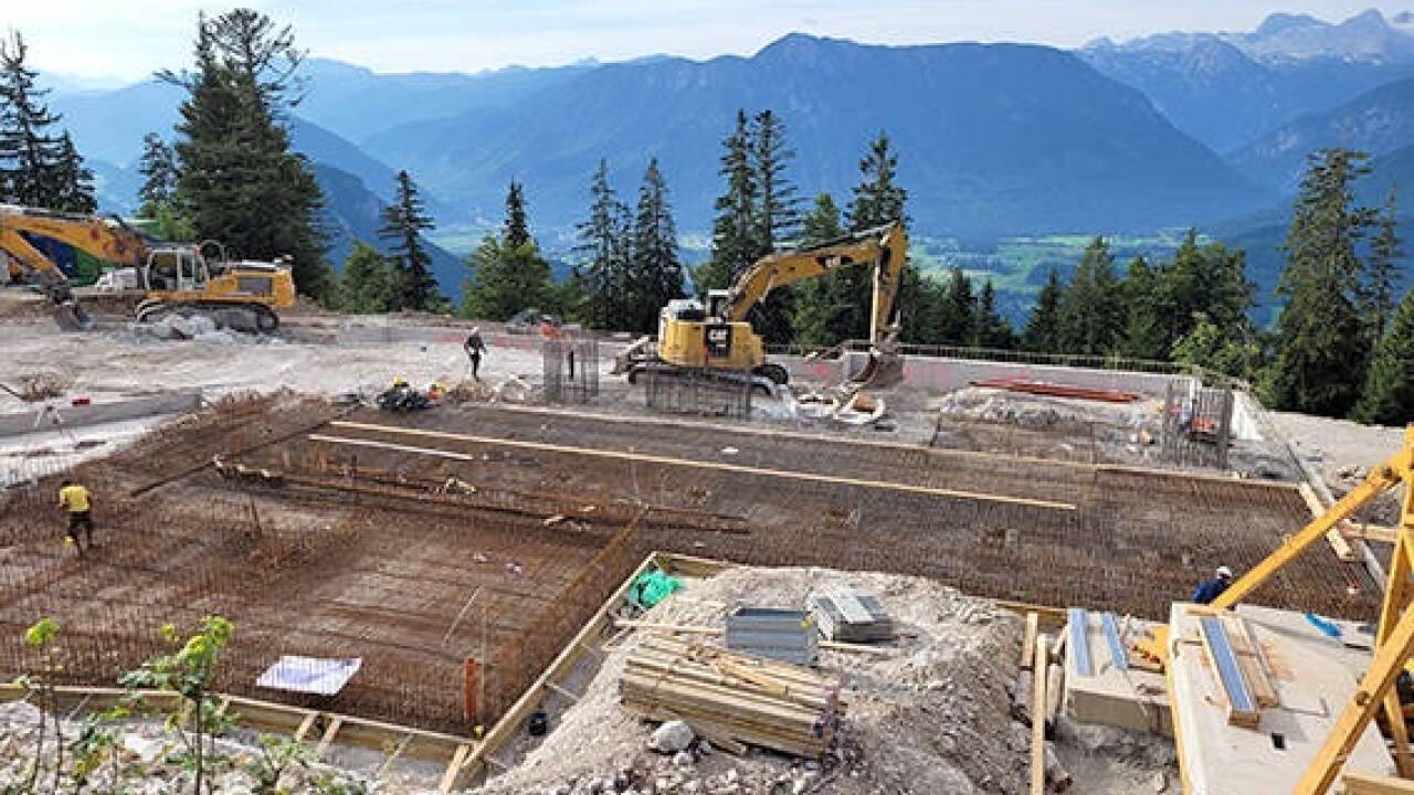 Baustelle der Zwischenstation auf dem Loser – die neue Seilbahn in zwei Sektionen wird insgesamt fast 3,5 Kilometer lang, es werden 22 Stützen errichtet und die Kapazität pro Stunde ist mit 1800 Personen maßvoll. Die Fahrzeit wird 13 Minuten betragen. 