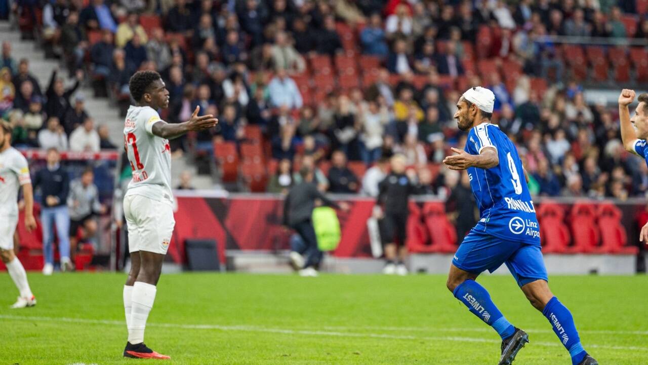 Jubel bei Torschütze Ronivaldo, Ratlosigkeit bei dreht jubelnd ab, Ratlosigkeit bei Salzburgs Lucas Gourna-Douath.  