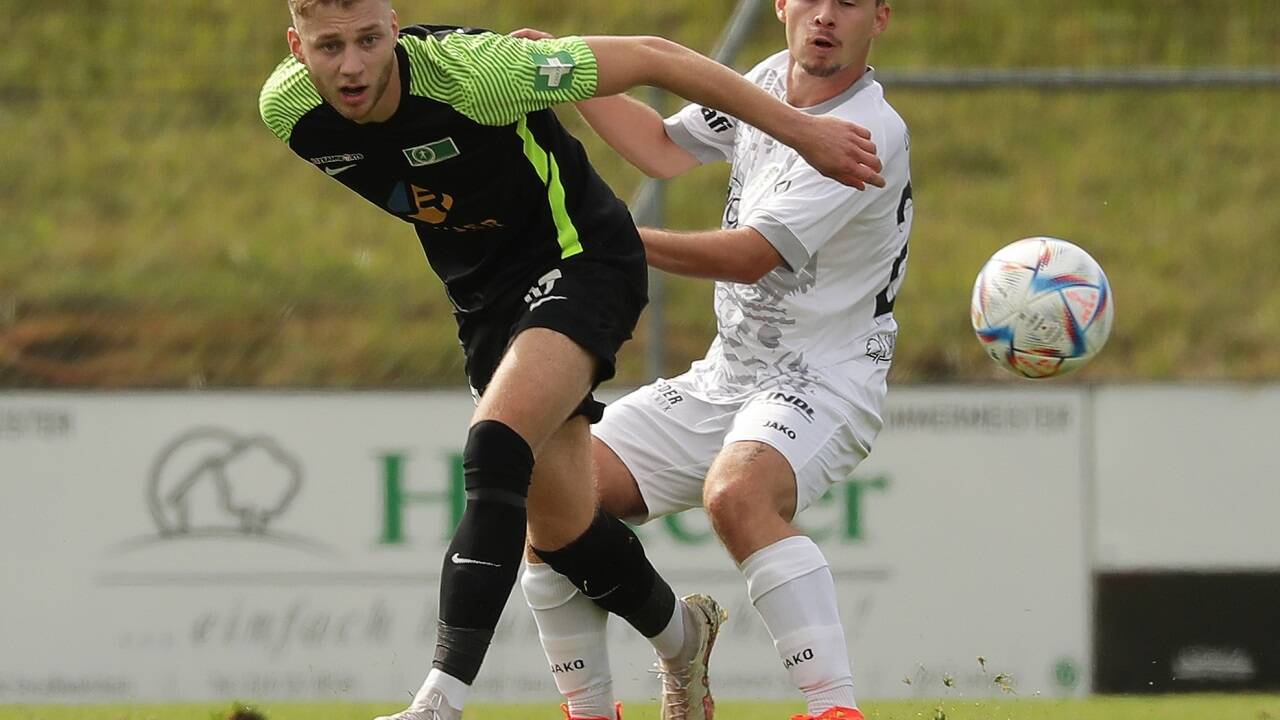 Die Straßwalchner um Laurin Pichler (l.) taten sich gegen Gabor Gacs und Co. schwer, legten nach der Pause aber zu. Die Straßwalchner um Laurin Pichler (l.) taten sich gegen Gabor Gacs und Co. schwer, legten nach der Pause aber zu.